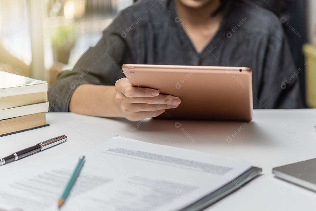 Mulher usando tecnologia digital tablet trabalhando como freelancer e comunicação, busca de emprego