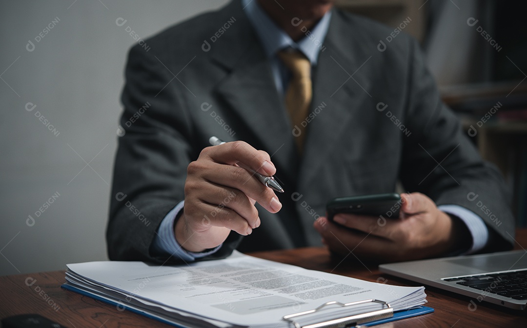 Empresário assina documentos profissionais de investimento de contrato com uma caneta fazendo a assinatura.