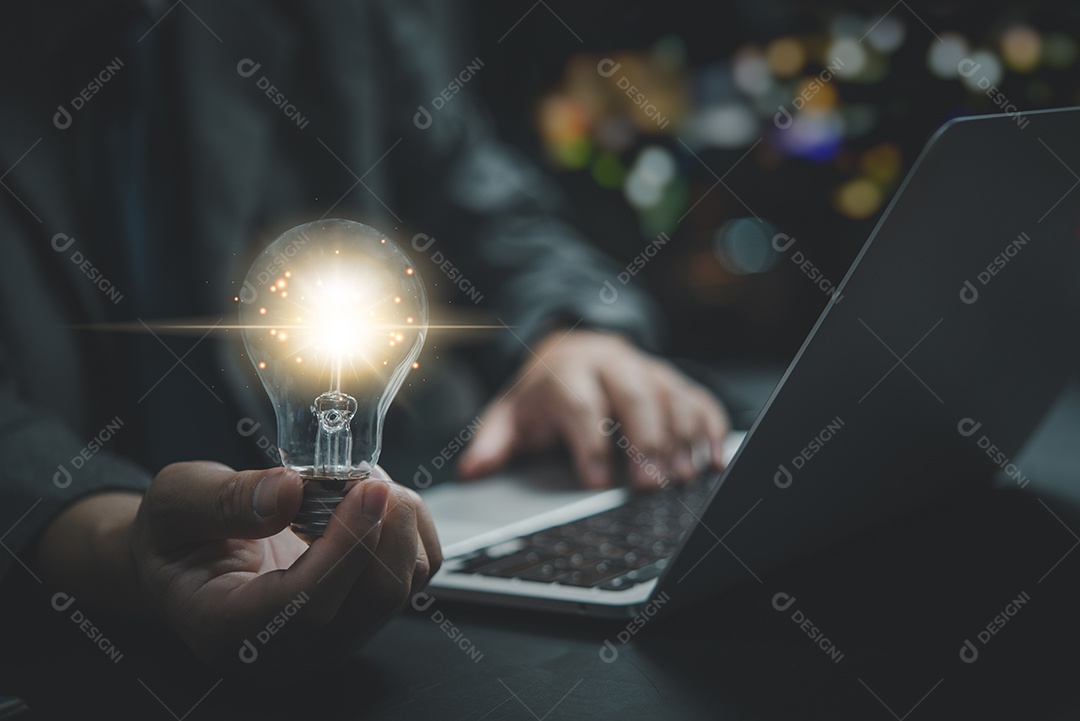 mão segure a lâmpada. Conceitos de inspiração e criatividade. Tecnologia de inovação em ciência e conexão de rede de comunicação.