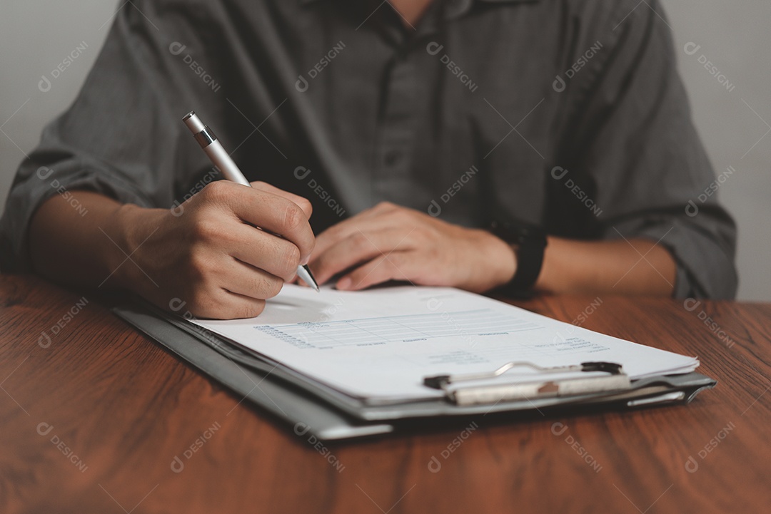 Empresário assina documentos profissionais de investimento de contrato com uma caneta fazendo a assinatura.