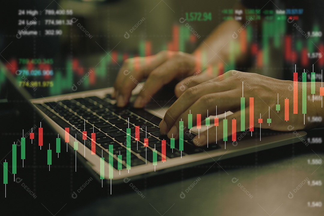 Empresário usando gráfico de análise de computador portátil diagramas de índice do mercado de ações, dados de investimento