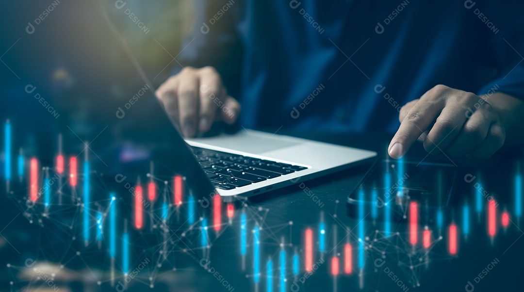 Empresário usando gráfico de análise de computador portátil diagramas de índice do mercado de ações, dados de investimento, negociação on-line.