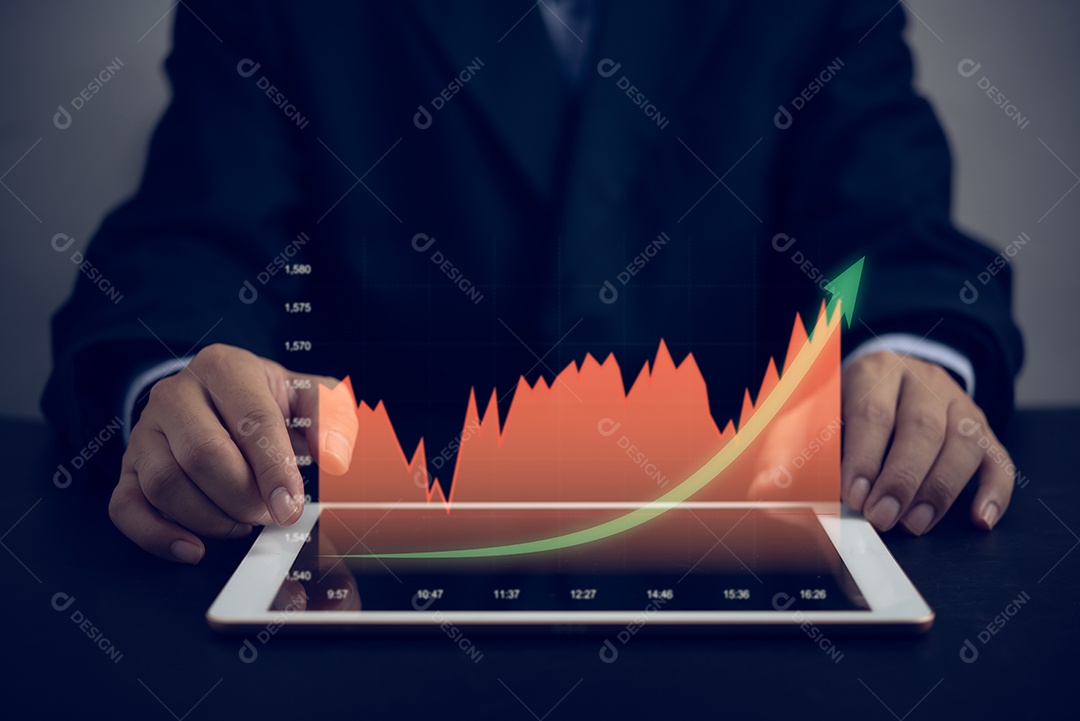 gráficos financeiros e marketing de análise gráfica mostrando receita crescente tablet de tela digital, negócios sobre estratégia para crescimento e sucesso.