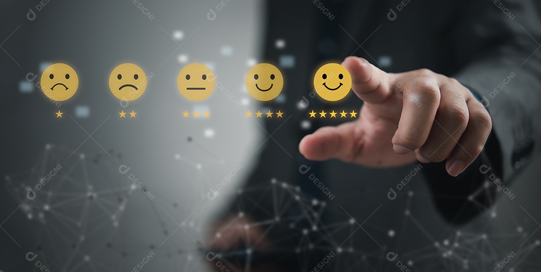 Empresário tocando a tela virtual no ícone feliz Smiley face e cinco estrelas para dar satisfação no serviço.Atendimento ao cliente e conceito de satisfação.