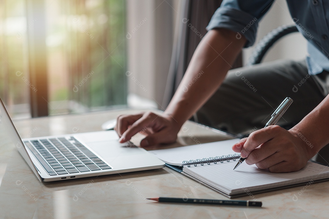 Empresário lendo e escrevendo em book.education estudando desenvolvimento de conhecimento e conceito de aprendizagem cognitiva.