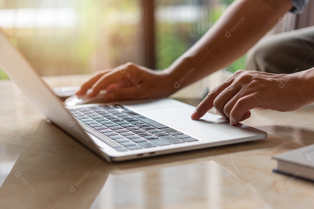 Mãos digitando em um teclado. Empresário trabalhando em novo projeto com notebook, busca de emprego