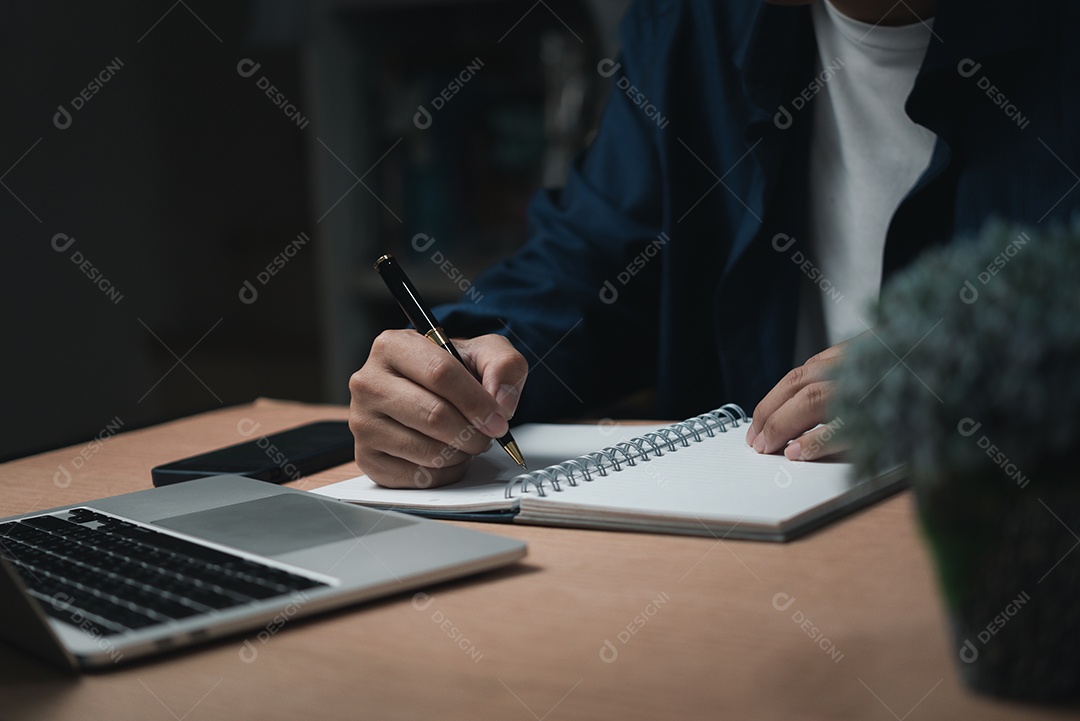 Empresário lendo e escrevendo em book.education estudando desenvolvimento de conhecimento e conceito de aprendizagem cognitiva.