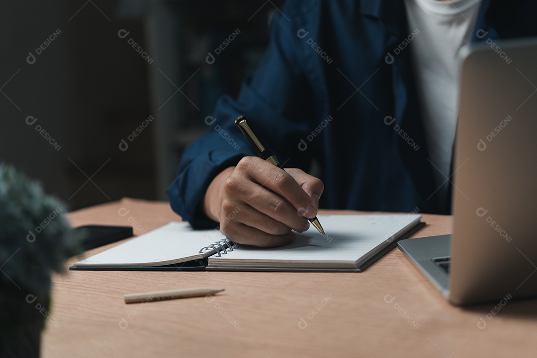 Empresário lendo e escrevendo em book.education estudando desenvolvimento de conhecimento e conceito de aprendizagem cognitiva.