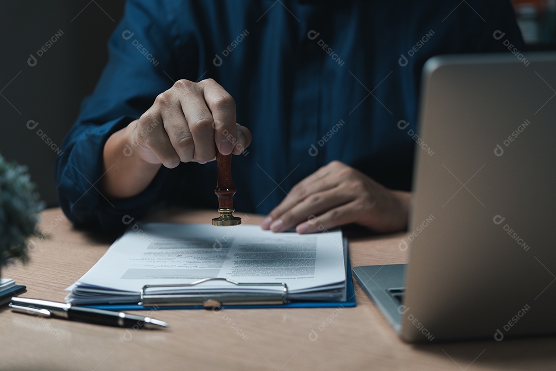 Empresário lendo e escrevendo em book.education estudando desenvolvimento de conhecimento e conceito de aprendizagem cognitiva.