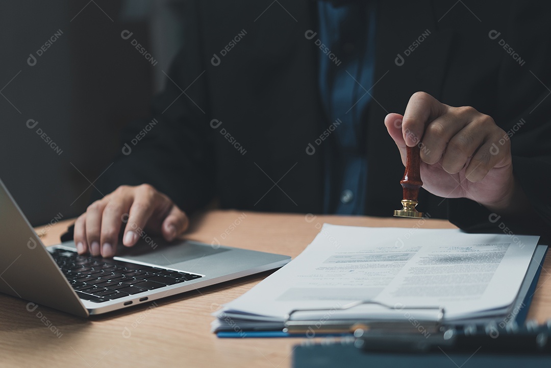 Empresário lendo e escrevendo em book.education estudando desenvolvimento de conhecimento e conceito de aprendizagem cognitiva.