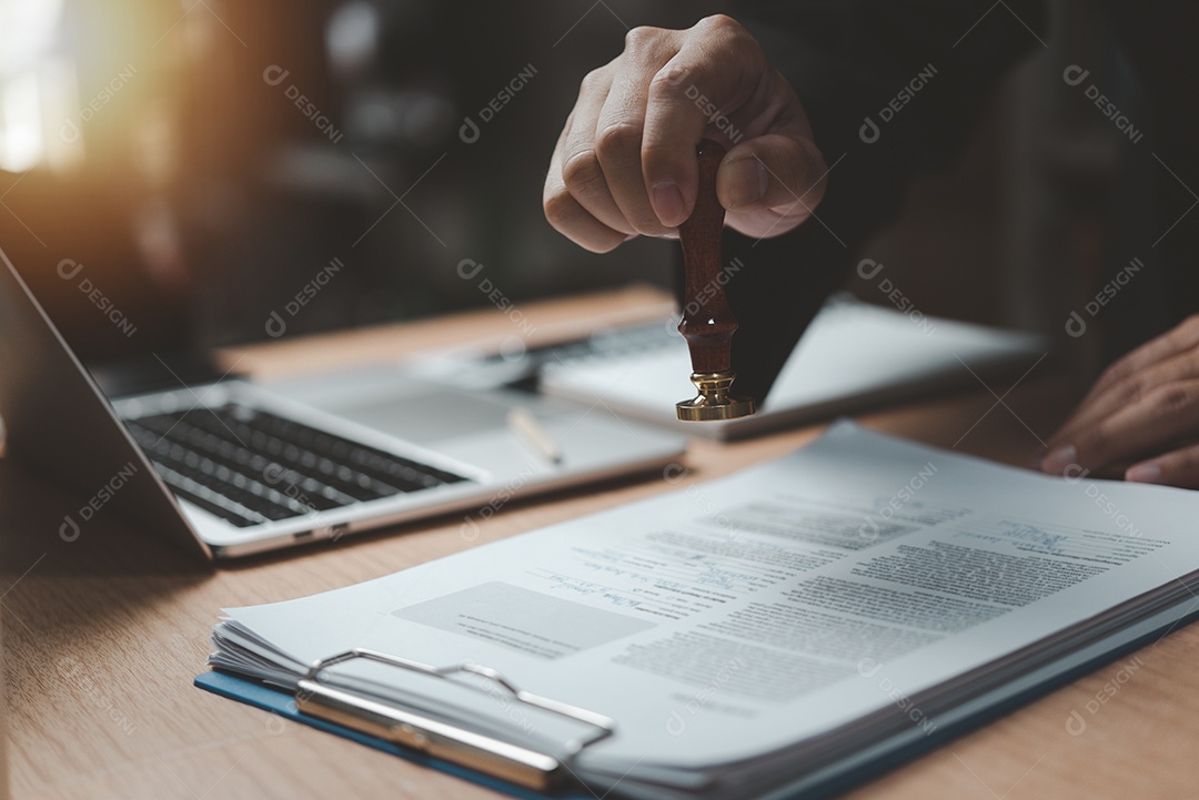 Empresário lendo e escrevendo em book.education estudando desenvolvimento de conhecimento e conceito de aprendizagem cognitiva.