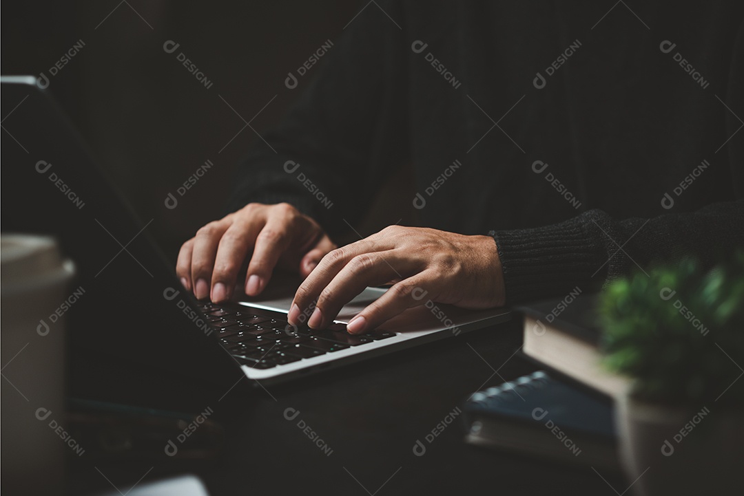 Mãos digitando em um teclado. Empresário trabalhando em novo projeto com notebook, busca de emprego