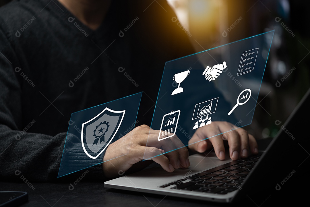 empresário que trabalha com serviço de computador portátil Garantia de qualidade, padrão e garantia, certificação, ISO e regulamentos.