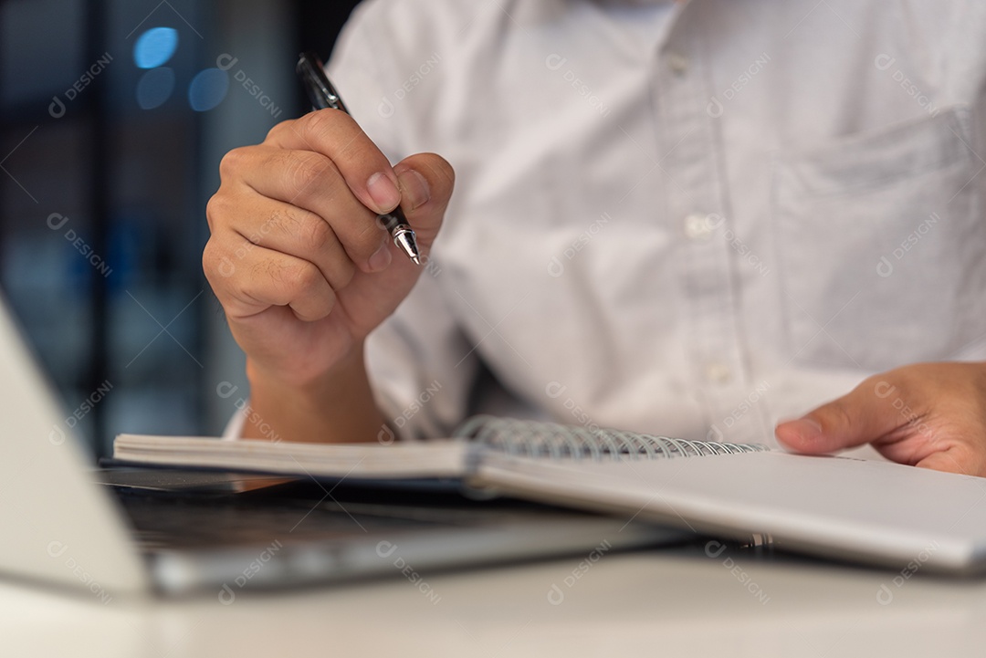 Empresário lendo e escrevendo em book.education estudando desenvolvimento de conhecimento e conceito de aprendizagem cognitiva.