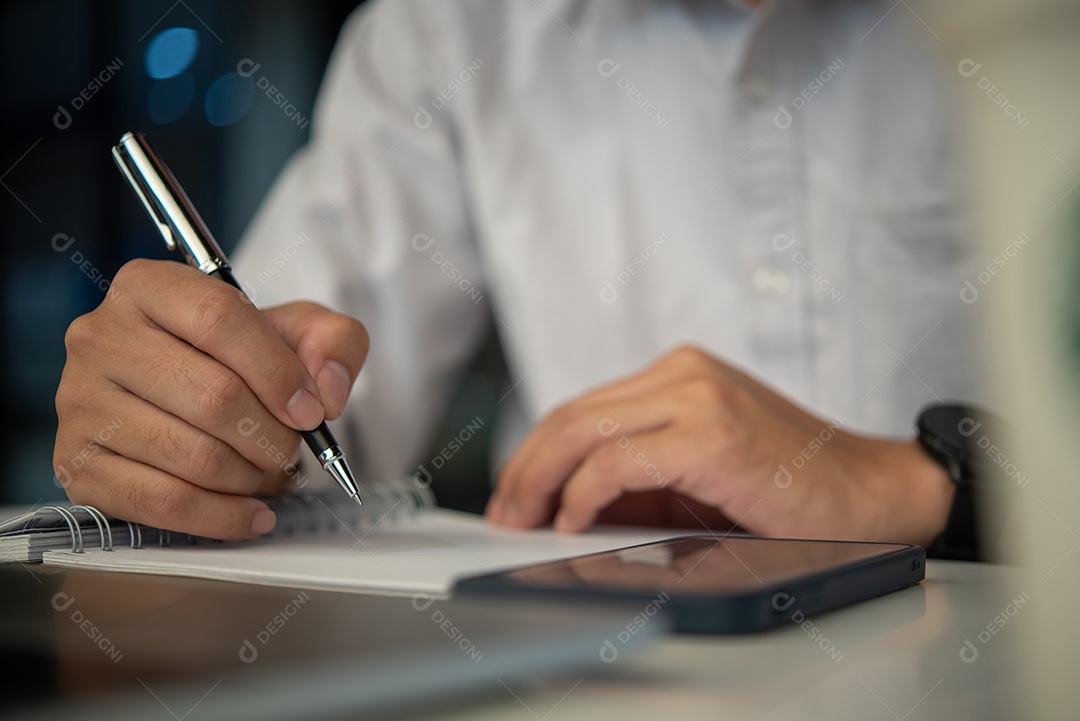 Empresário lendo e escrevendo em book.education estudando desenvolvimento de conhecimento e conceito de aprendizagem cognitiva.