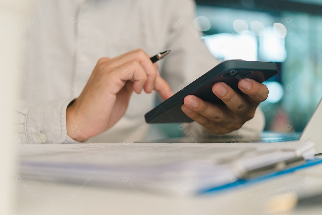 homem usando telefone inteligente móvel e conceito de trabalho.educação e tecnologia, estudante trabalhando, Freelance.