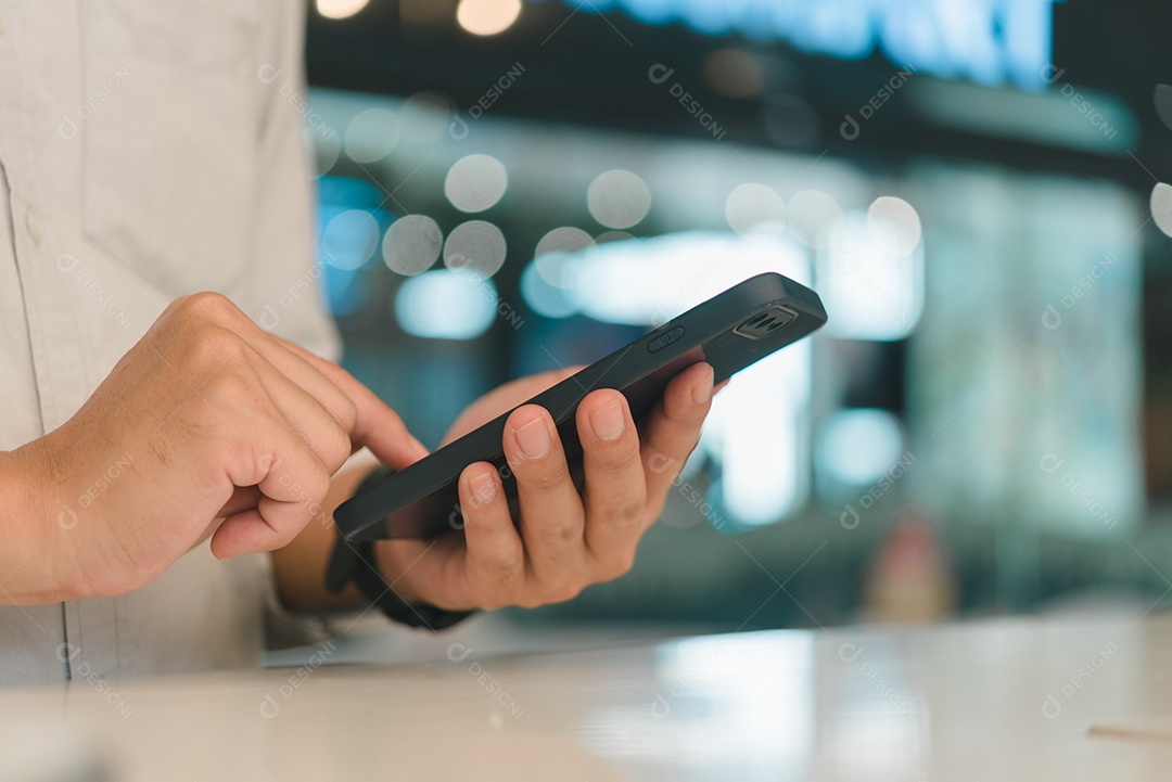 mãos masculinas usando smartphone com espaço de cópia, pesquisa ou conceito de redes sociais, tecnologia digital on-line