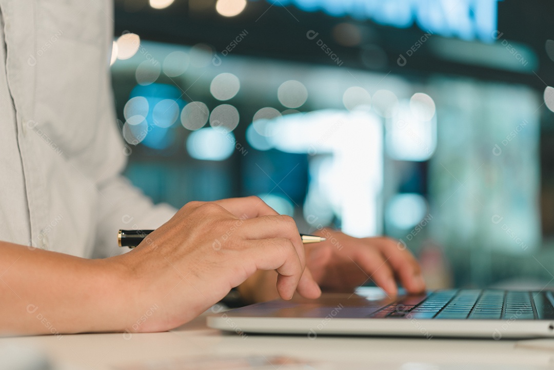 Mãos digitando em um teclado. Empresário trabalhando em novo projeto com notebook