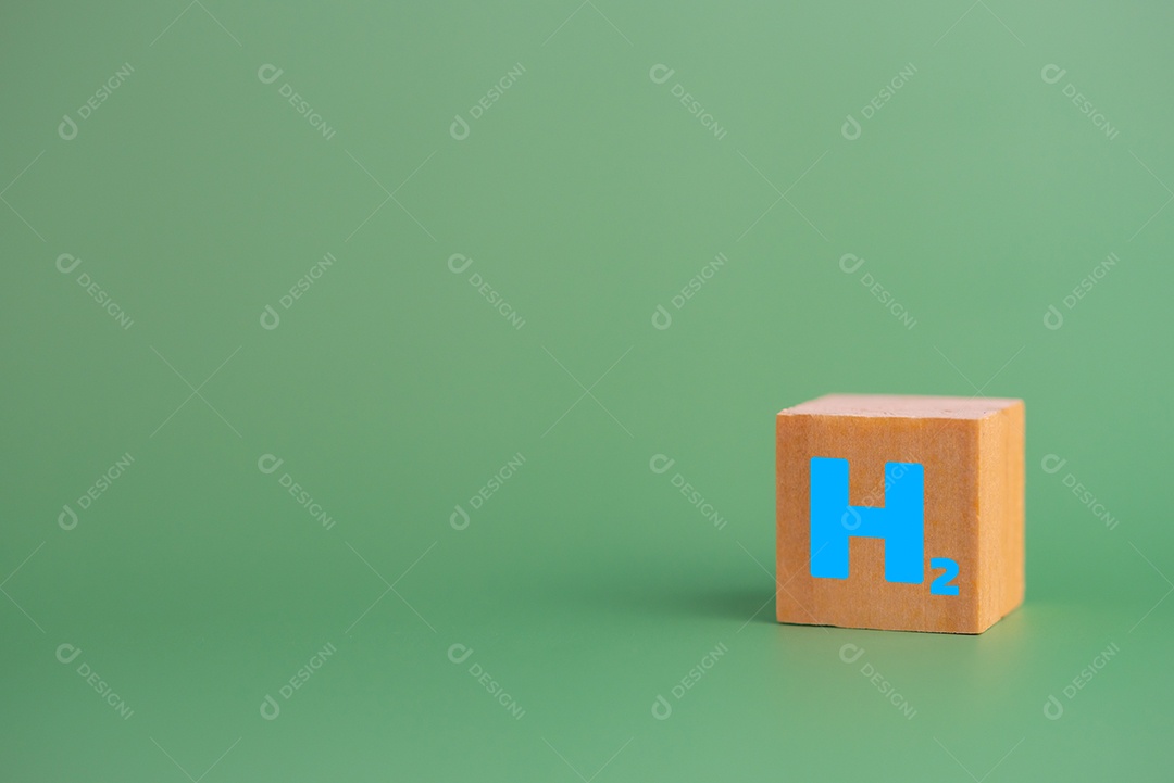 bloco de cubo de madeira h2 hidrogênio na mesa.