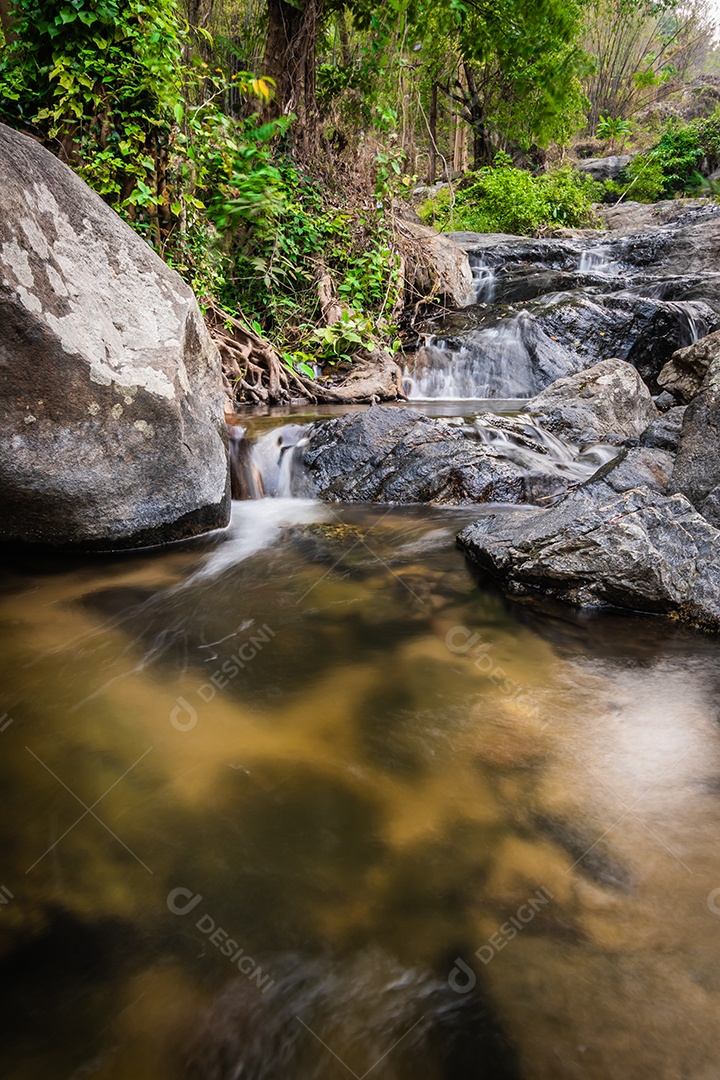 Belas cachoeiras no parque nacional klong lan da Tailândia