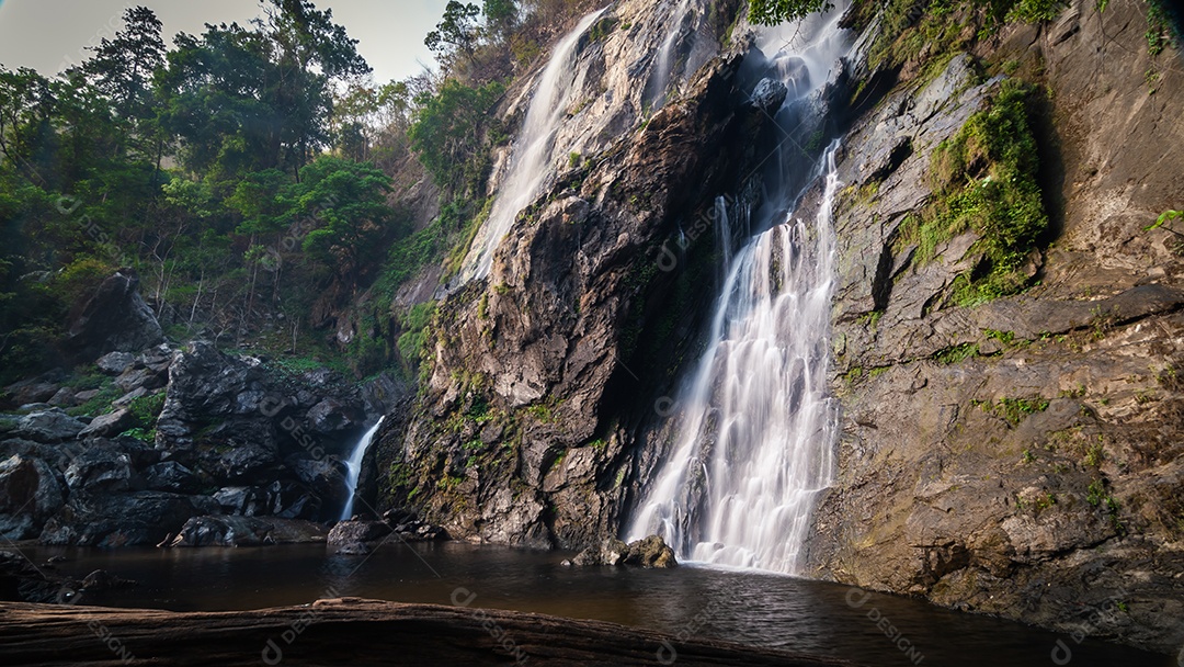 Belas cachoeiras no parque nacional klong lan da Tailândia