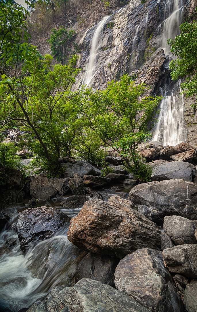 Belas cachoeiras no parque nacional klong lan da Tailândia
