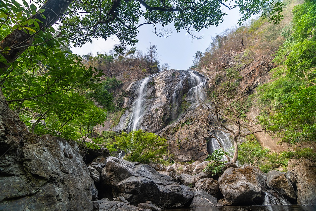 Belas cachoeiras no parque nacional klong lan da Tailândia