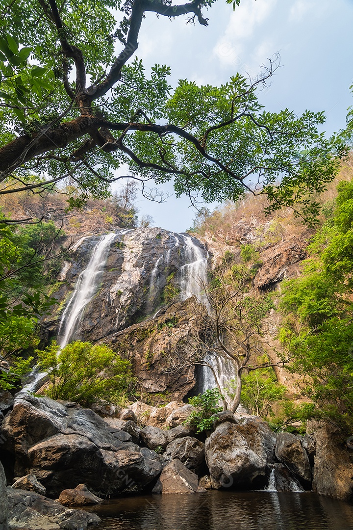 Belas cachoeiras no parque nacional klong lan da Tailândia