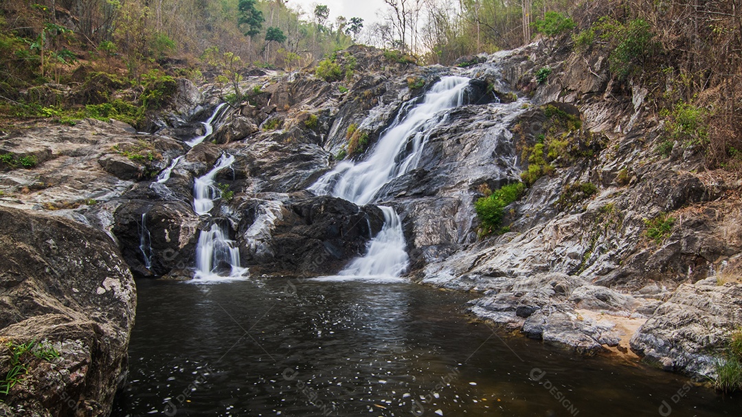Belas cachoeiras no parque nacional klong lan da Tailândia