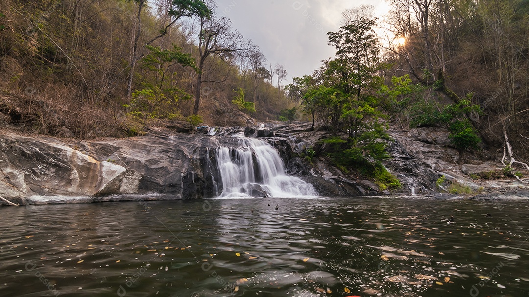 Belas cachoeiras no parque nacional klong lan da Tailândia