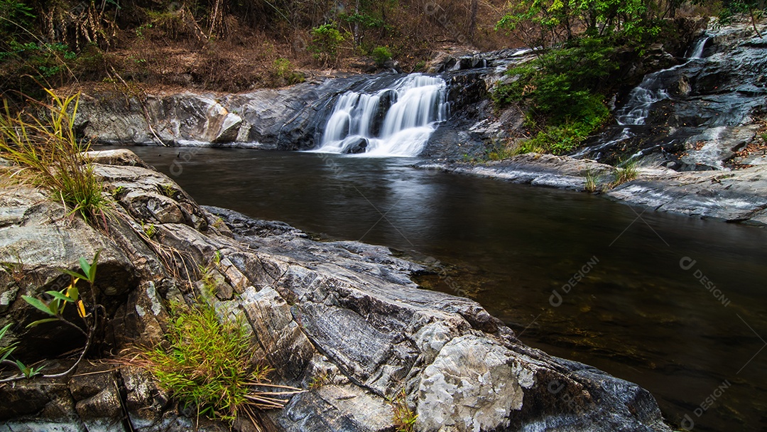 Belas cachoeiras no parque nacional klong lan da Tailândia