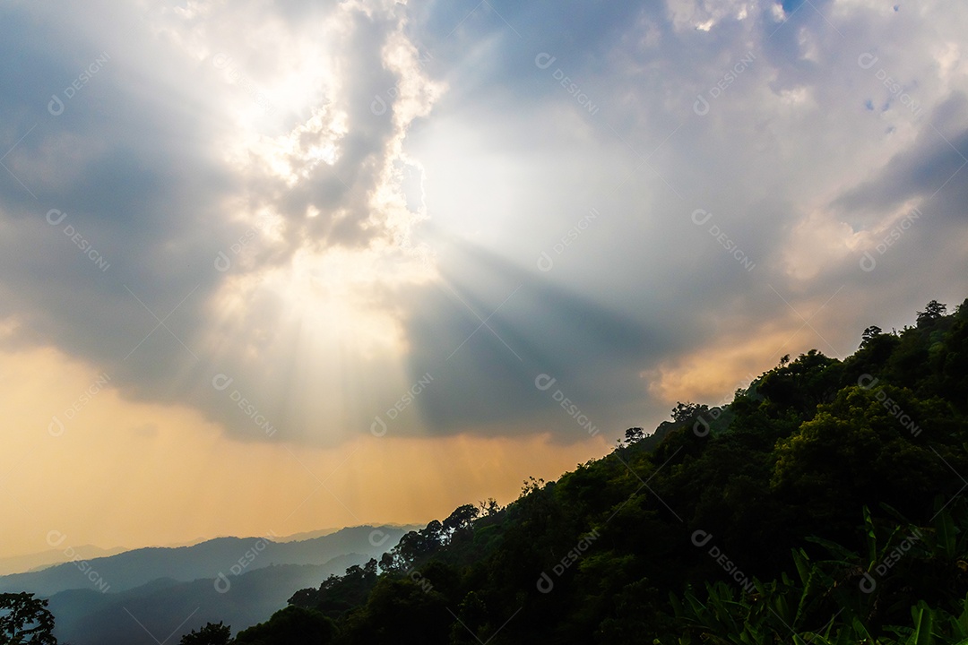 Brilho divino através das nuvens do sol quente da tarde conceito de paz e felicidade