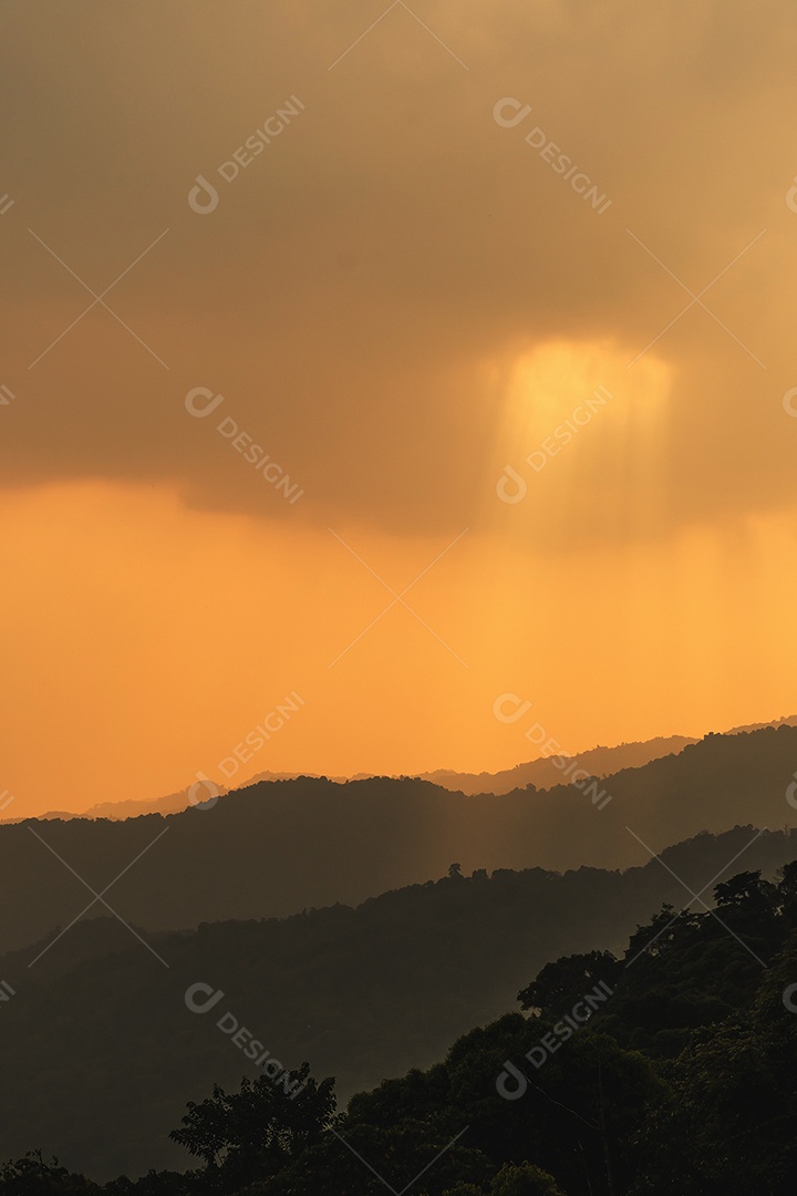 Brilho divino através das nuvens do sol quente da tarde conceito de paz e felicidade