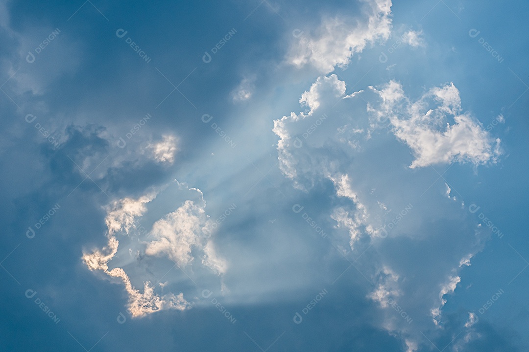 Brilho divino através das nuvens do sol quente da tarde conceito de paz e felicidade