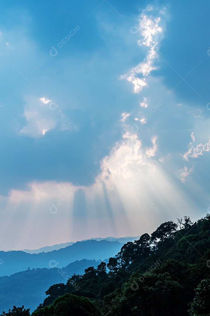 Brilho divino através das nuvens do sol quente da tarde conceito de paz e felicidade