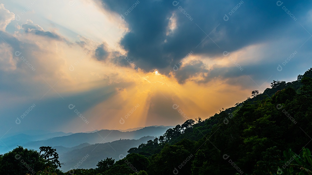 Brilho divino através das nuvens do sol quente da tarde conceito de paz e felicidade