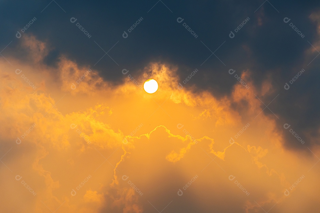 Brilho divino através das nuvens do sol quente da tarde conceito de paz e felicidade