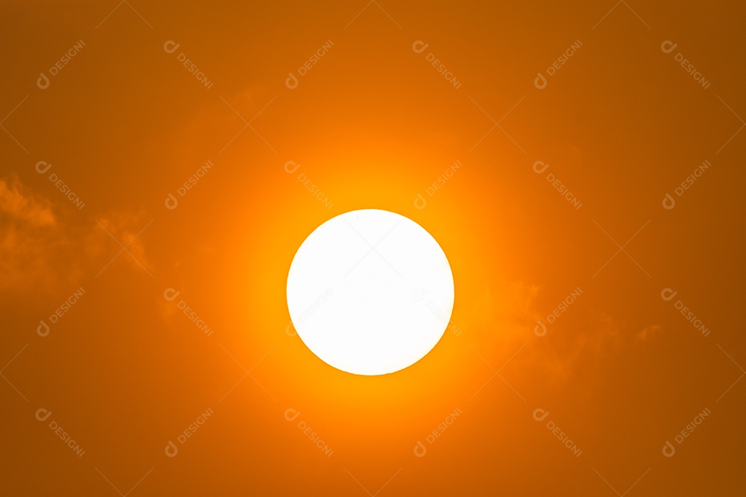 Brilho divino através das nuvens do sol quente da tarde conceito de paz e felicidade