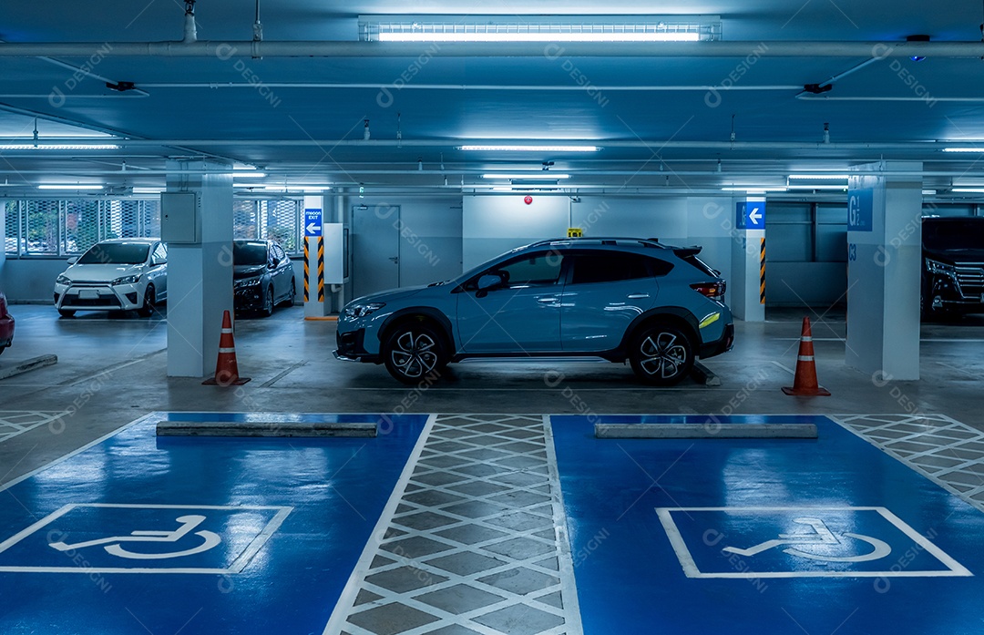 Estacionamento reservado para motoristas com deficiência em supermercados ou shopping centers