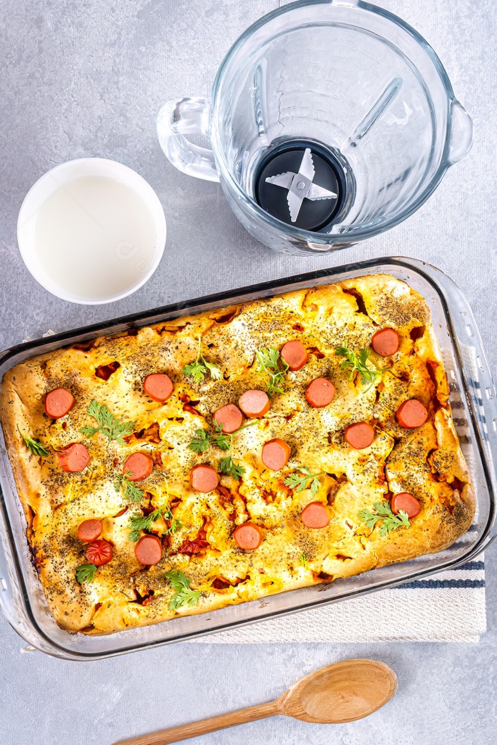 Torta de salsicha no liquidificador, prato típico brasileiro.