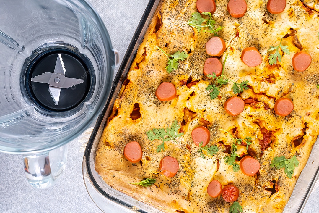 Torta de salsicha no liquidificador, prato típico brasileiro.
