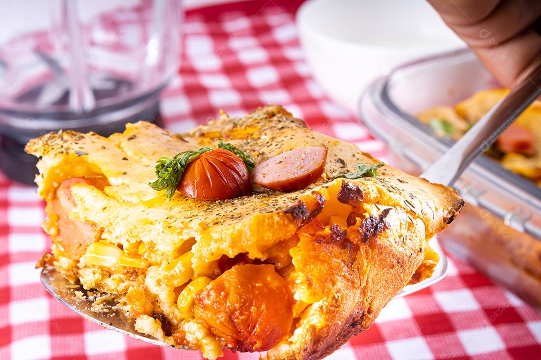 Torta de salsicha no liquidificador, prato típico brasileiro.