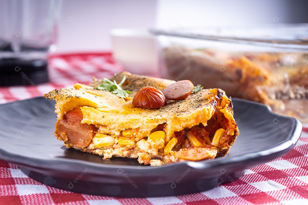 Torta de salsicha no liquidificador, prato típico brasileiro.