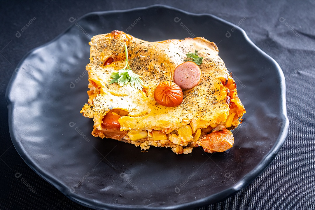 Corte um pedaço de torta de salsicha no liquidificador, prato típico brasileiro.