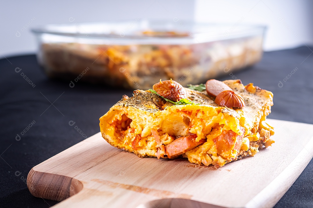 Torta de salsicha no liquidificador, prato típico brasileiro.