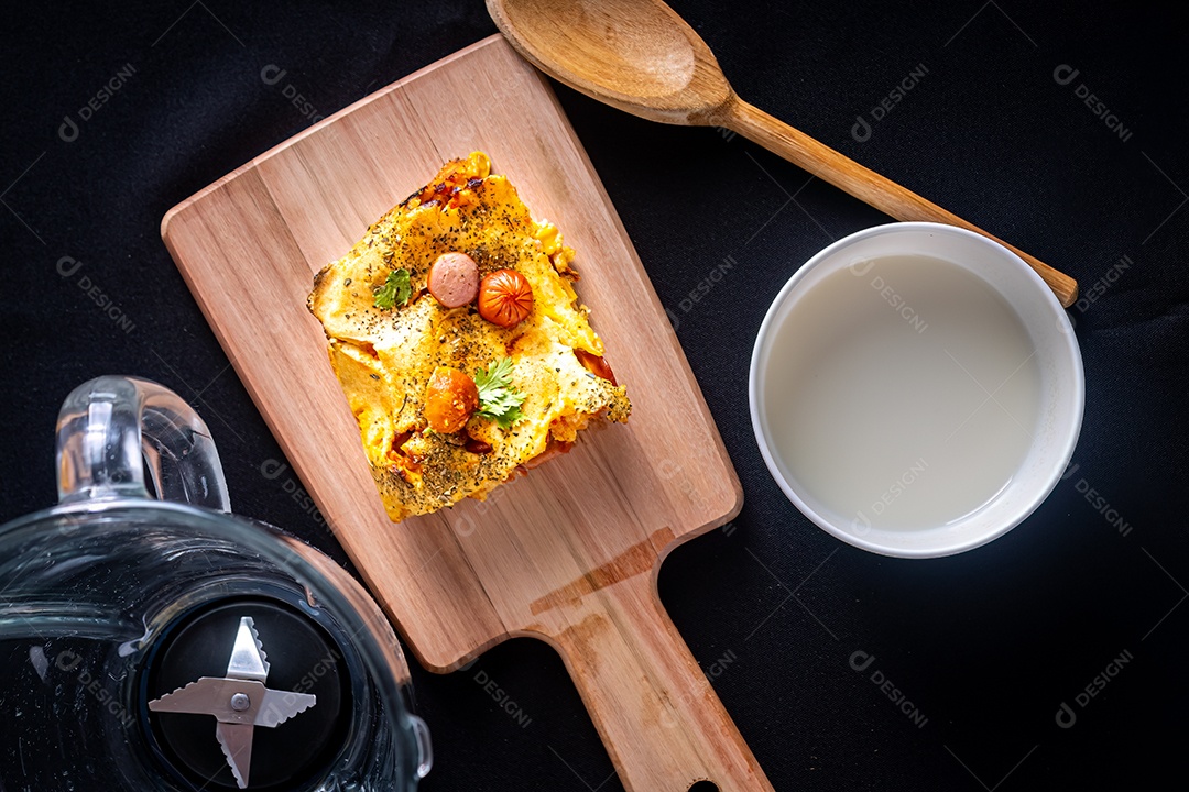 Torta de salsicha no liquidificador, prato típico brasileiro.