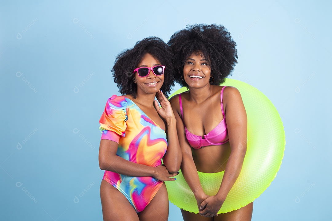 Lindas mulheres jovens usando roupas de verão praia