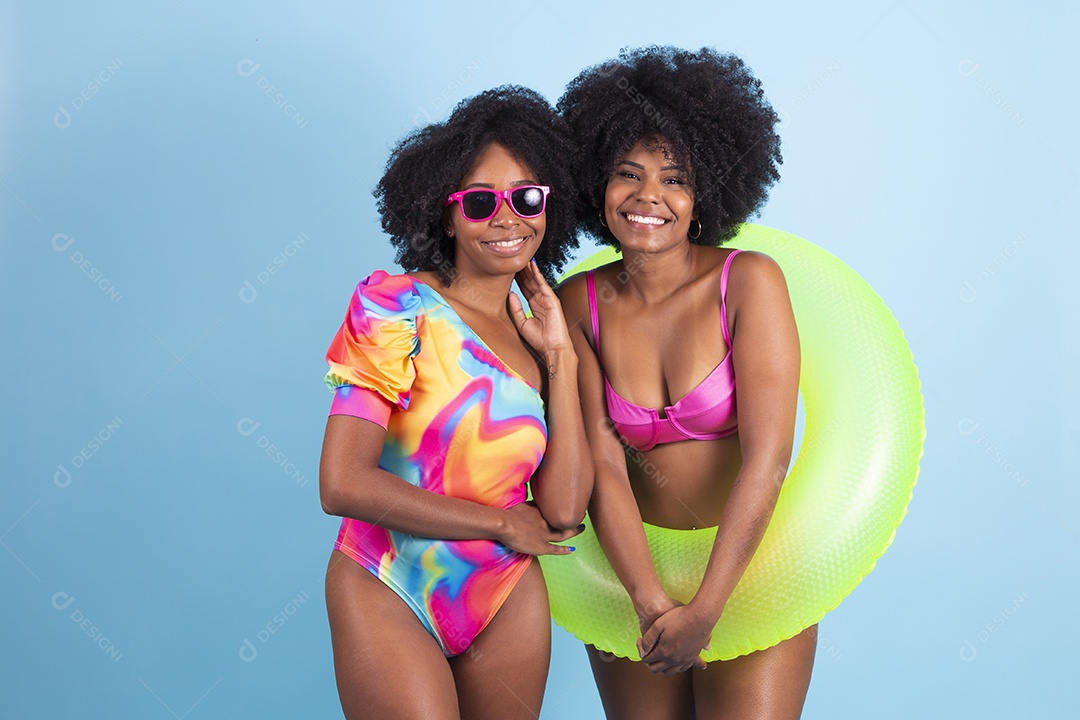 Lindas mulheres jovens usando roupas de verão praia