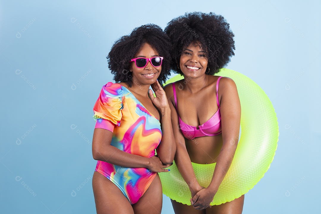 Lindas mulheres jovens usando roupas de verão praia