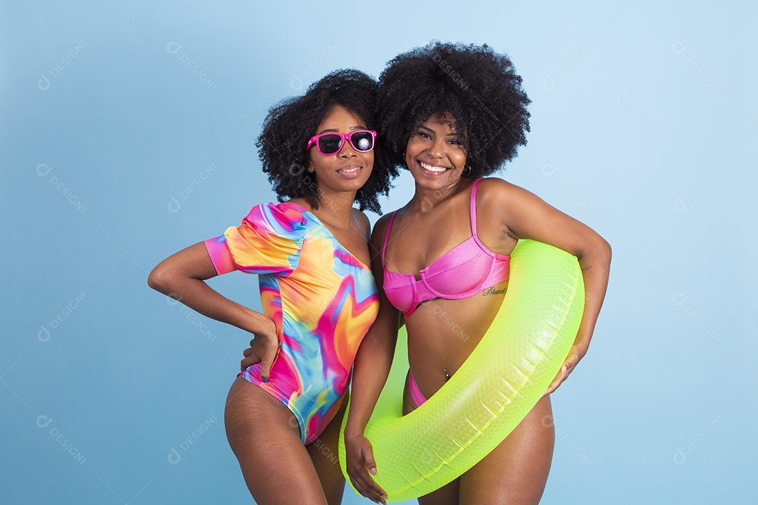 Lindas mulheres jovens usando roupas de verão praia